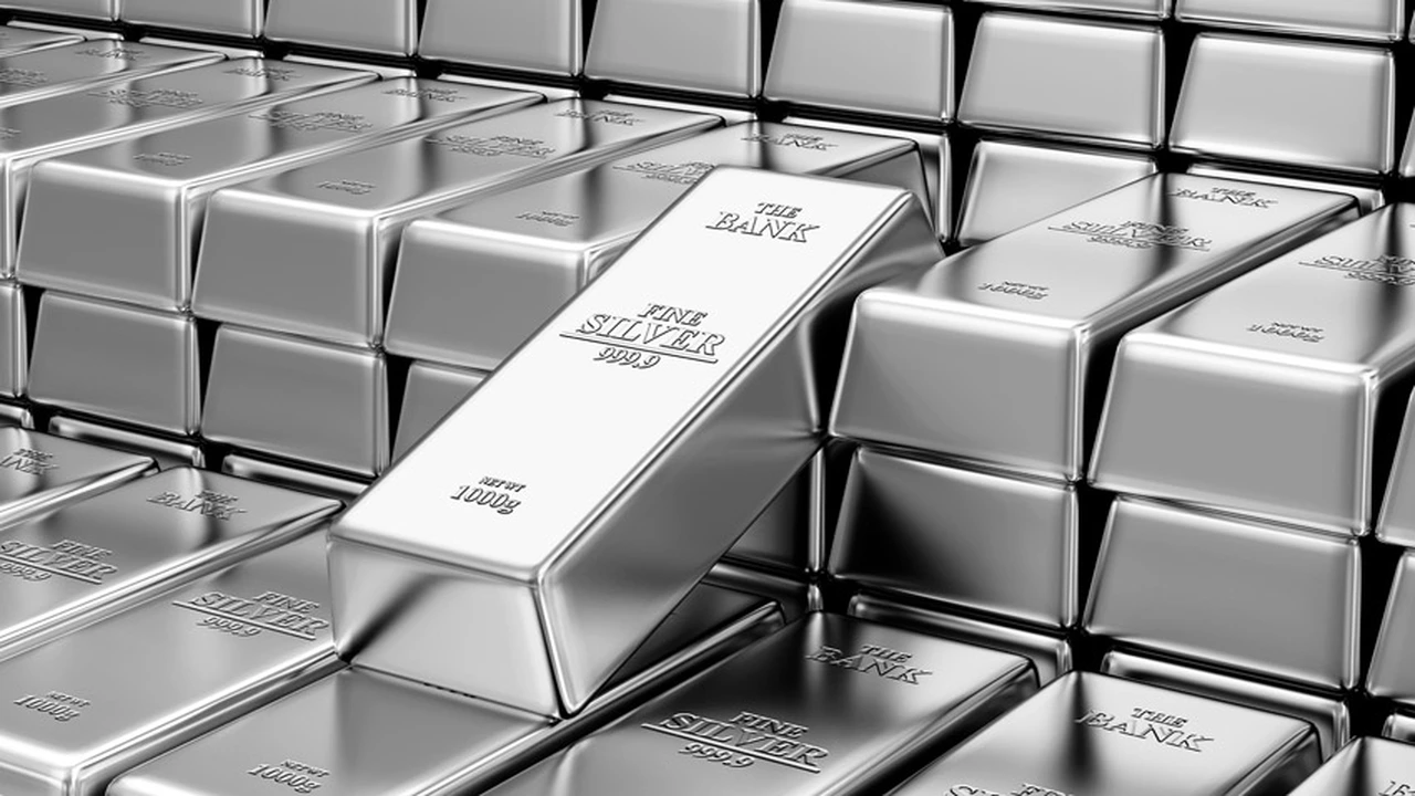 أسعار الذهب تتراجع وسط ارتفاع الدولار وترقب القرار الأميركي بشأن إيران